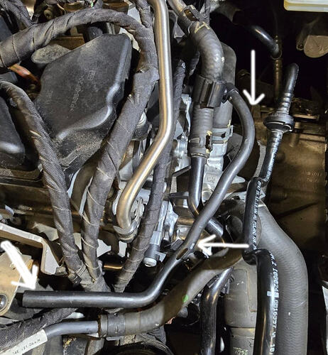 AudiA3Motor mit Pfeilen