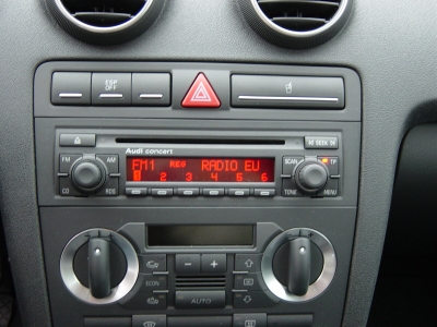 Original Audi A3 8P Doppel DIN Einbaurahmen Radio Aufnahme Schacht 8P0858005D 